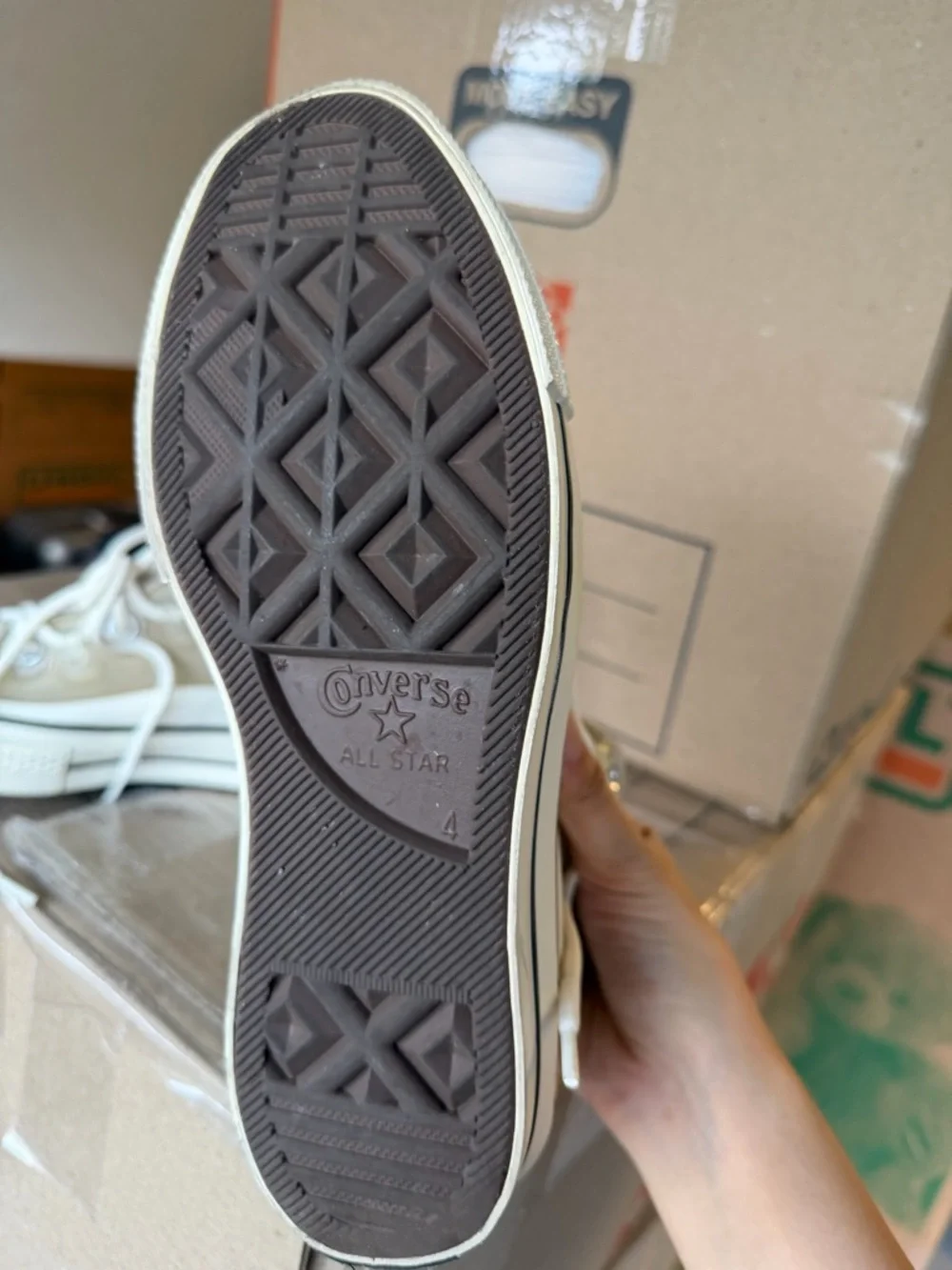 Converse colab High Top andSneakers in Beige and White - Picture 3 of 4